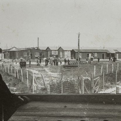 Un gendarme francés vigila a los detenidos en el campo de Beaune-la-Rolande.