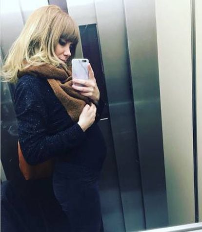 “Autorretrato en ascensor con embrión con corazón parado”. Con estas palabras y esta imagen publicadas en Instagram, Paula Bonet hizo público el segundo aborto que había sufrido.