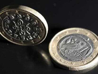 Una imagen muestra dos monedas de euro, una con el sello portugu&eacute;s (izquierda) y otra con el sello griego (derecha).