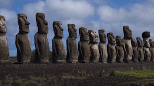 Moáis de la isla de Pascua construidos por los rapanui.