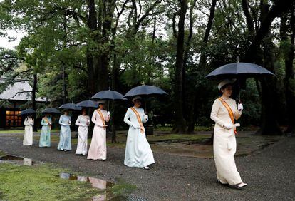 La princesa Kiko, en primer término, y otros miembros de la familia real japonesa. La lluvia estuvo presente durante la ceremonia.