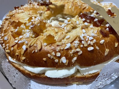Roscón con nata de La Molinilla, en Aracena (Huelva). Imagen proporcionada por la panadería.