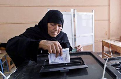 Una mujer deposita su voto en un colegio electoral de Giza, este domingo.