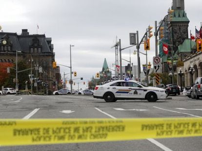 La policia d'Ottawa va acordonar els voltants del Parlament.