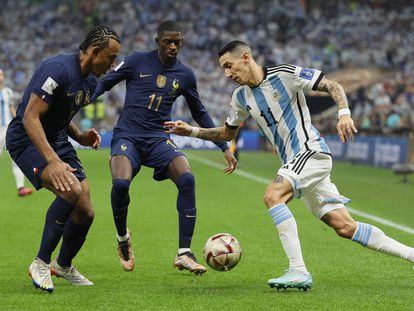 Di María encara a Koundé y Dembelé durante la final del Mundial entre Argentina y Francia.