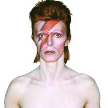 Una de las célebres imágenes captadas por Brian Duffy para la portada del disco 'Aladdin Sane', en 1973, y que sirve de imagen de la exposición.