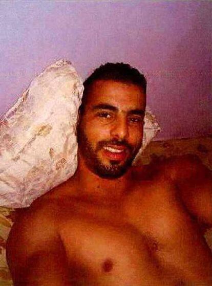 Abdel Taib posa con el torso desnudo.