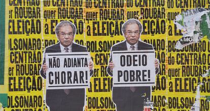 Dos imágenes del ministro Paulo Guedes sostienen carteles que dicen ‘De nada sirve llorar’ y ‘Odio a los pobres’, en la avenida Faria Lima de São Paulo.