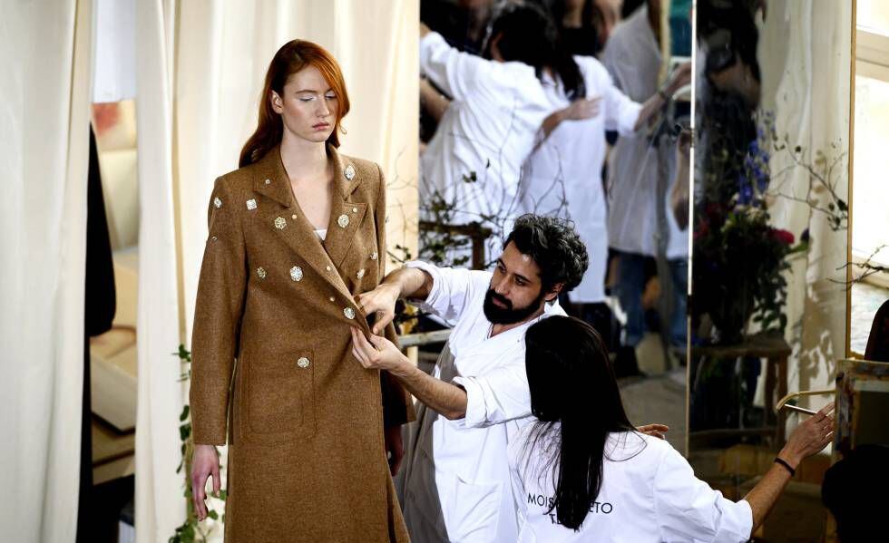 Moisés Nieto viste a su modelo en la facultad de Bellas Artes, en el primer desfile de Mercedes Benz Fashion Week Madrid.