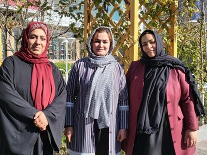 De izquierda a derecha, Maliha Hashemi, Zakia Kawiyan y Shahla Arifi,  este lunes en Kabul. / Á. E