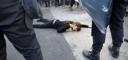 Dolors Folch, en el suelo ante los policías durante su 'performance'.