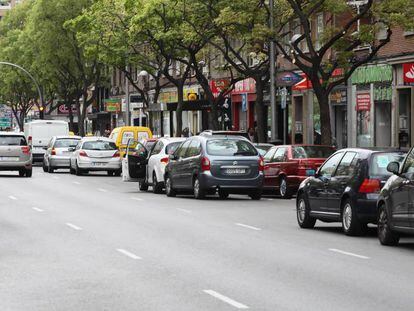 Coches aparcados en el barrio de Moscardó, distrito de Usera. 