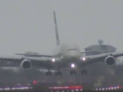 En vídeo, el complicado aterrizaje del Airbus 308 de Etihad Airways.