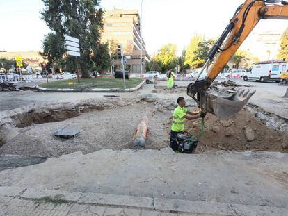 Socavón en Arturo Soria que provoca importantes cortes de tráfico en la zona. 