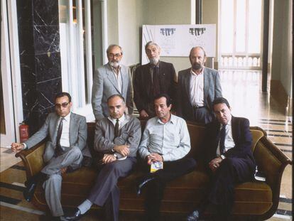 De izquierda a derecha, de pie, Ángel González, Carlos Barral, José Manuel Caballero Bonald; (de izquierda a derecha, sentados) Carlos Sahagún, Francisco Brines, José Agustín Goytisolo y Claudio Rodríguez en Oviedo en 1987.