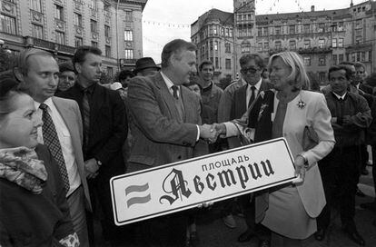 Putin (a la izquierda) mira a su mentor político, el alcalde de San Petersburgo, Anatoli Sobchak, en un acto en la ciudad.