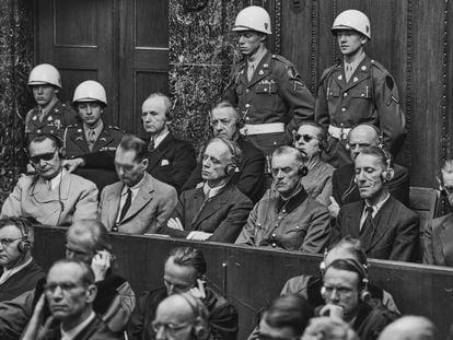 El juicio de Núremberg, en la sesión del 30 de septiembre de 1946. Desde la izquierda, Hermann Göring (con gafas negras), Rudolf Hess, Joachim von Ribbentrop, Wilhelm Keitel, Alfred Rosenberg y Hans Frank.