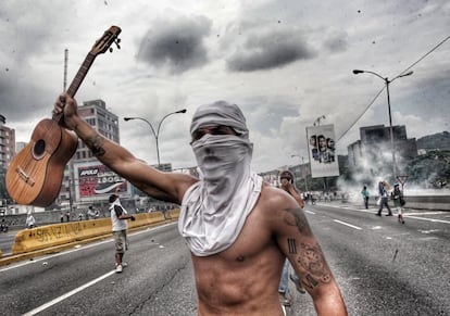 Tomás Vivas, un artista de 29 años, que partió de Mérida (Andes de Venezuela) para vivir solo en Caracas, acude a las manifestaciones de la oposición con un cuatro –instrumento de cuerdas y tradicional de Venezuela– para improvisar alguna canción. Él parte de la premisa de que la música adormece a las fieras.