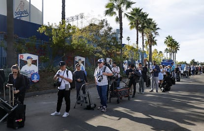 La prensa espera para ingresar al estadio de los Dodgers a la presentación de Shohei Ohtani.