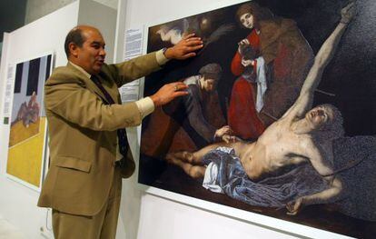 Miguel Moreno, director del Museo Tiflológico de la ONCE, ante uno de los cuadros en relieve de la muestra 'Arte para tocar'