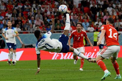 El jugador inglés Marcus Rashford golpea la pelota en el aire. (Photo by NICOLAS TUCAT / AFP)