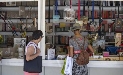 Visitantes de la Feria del Libro de Madrid, el pasado 31 de mayo.