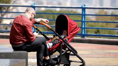 Un hombre con su bebé en Roma (Italia), en abril de 2020.