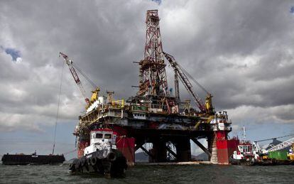 Plataforma petrol&iacute;fera en Guanabara Bay.