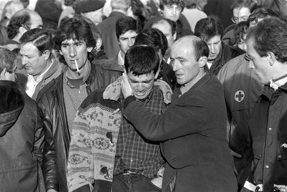 Entierro en el pueblo burgalés de San Millán de Lara de las seis víctimas asesinadas por Juan Medina Gordillo, apodado 'El Francés'.