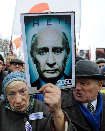 Activistas de la oposición se manifiestan contra el fraude electoral en Moscú el pasado día 10.