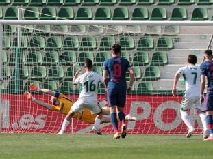 Fidel falla el penalti ante el Atlético este sábado en el Martínez Valero.