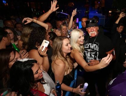 Hulk Hogan se hace fotos con sus fans en la fiesta Pool After Dark celebrada en Atlantic City en 2015.