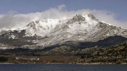 Cumbre de La Maliciosa desde el pantano de Navacerrada.