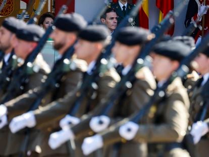Desfile del 12 de Octubre, con la presencia del presidente entonces en funciones, Pedro Sánchez, en el paseo del Prado, en Madrid.