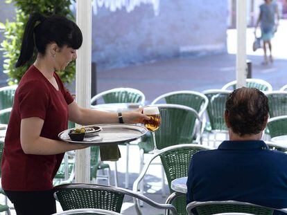 Una camarera servía una cerveza en una terraza en Valladolid el día 14.