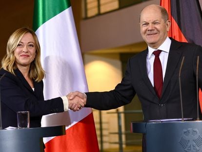 Berlin (Germany), 22/11/2023.- German Chancellor Olaf Scholz (R) shakes hands with Italian Prime Minister Giorgia Meloni after a press conference prior to German-Italian government consultations at the Chancellery in Berlin, Germany, 22 November 2023. At the meeting, the two heads of government and ministers from both countries will discuss issues relating to climate, energy, industry and the security policy of both countries. (Alemania, Italia) EFE/EPA/FILIP SINGER
