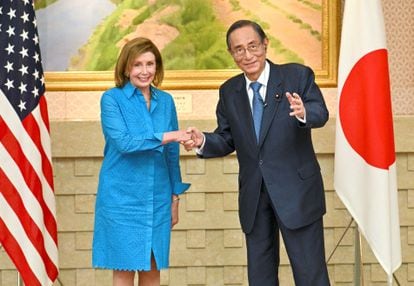 Nancy Pelosi estrecha la mano de su homólogo japonés, el presidente de la Cámara de Representantes de Japón, Hiroyuki Hosoda, en Tokio este viernes. 
