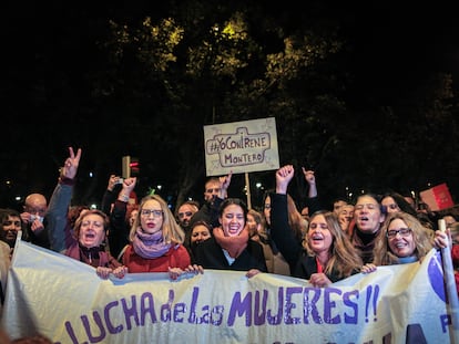 Las políticas Carolina Alonso, Irene Montero y Alejandra Jacinto, en la manifestación del distrito de Vallecas, en Madrid.