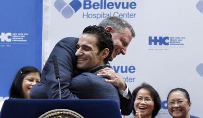 Abrazo entre el doctor Craig Spencer y el alcalde Bill de Blasio.