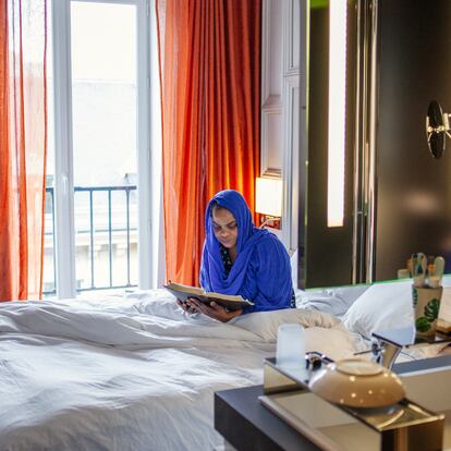 Un momento de lectura para Alphonsine, una mujer migrante acogida en el centro de estancia temporal Hotel L, en un antiguo hotel de lujo de París.