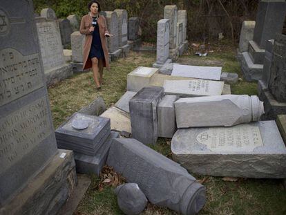 L&aacute;pidas vandalizadas el domingo en el cementerio Mount Carmel de Filadelfia.