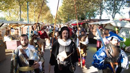 Pasacalles que recrea la batalla de Lepanto durante la inauguración del mercado cervantino, el pasado viernes.
