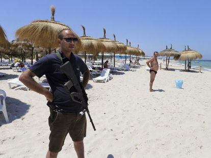 Varios policías vigilan la playa del hotel Marhaba Imperial, de Susa, el pasado miércoles 1 de julio.