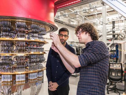 El director ejecutivo de Google, Sundar Pichai, junto a un investigador con un computador cuántico en Santa Bárbara (California) en 2019.