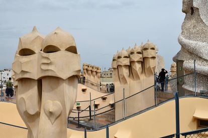 Detall del terrat de la Casa Milà. Gaudí havia planejat coronar l'edifici amb un monumental conjunt escultòric en homenatge a la Mare de Déu del Rosario.