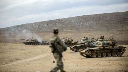 Tanques turcos desplegados cerca de la frontera con Siria en septiembre de 2014.