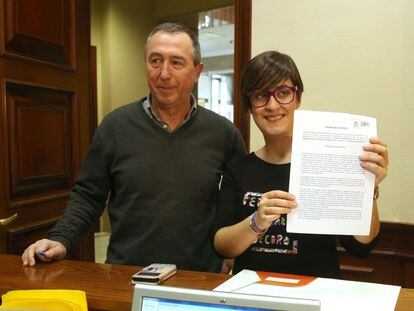 Los diputados, Joan Baldovi y Marta Sorli, registran su petici&oacute;n en el Congreso.