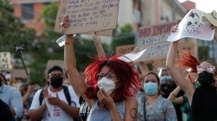 Una mujer se manifiesta frente a la sede de la Secretaría Nacional de Niñez en Ciudad Panamá el pasado 12 de febrero.