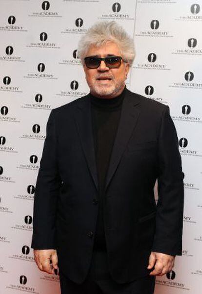 El director de cine Pedro Almodóvar llega al Teatro Curzon Soho de Londres.