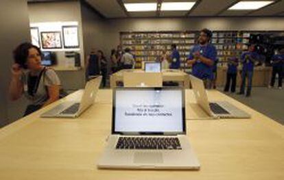Los empleados de Apple atienden a clientes en una tienda de la compa&ntilde;&iacute;a